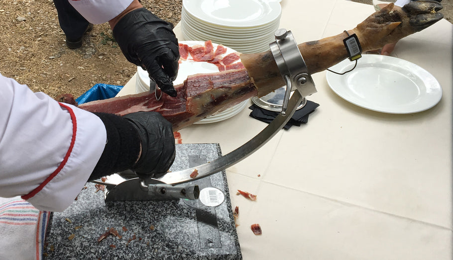 ¿Cómo cortar un jamón y qué herramientas hacen falta?